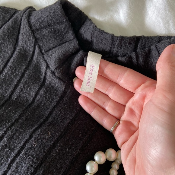 🌸 3 for $15 🌸 Long Sleeve Black Knit Top - Picture 2 of 4